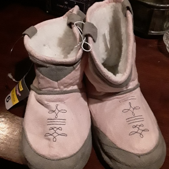 Must Have Other - NEW WITH TAGS GIRLS  SLIPPERS  ( S 11/ 12 ).